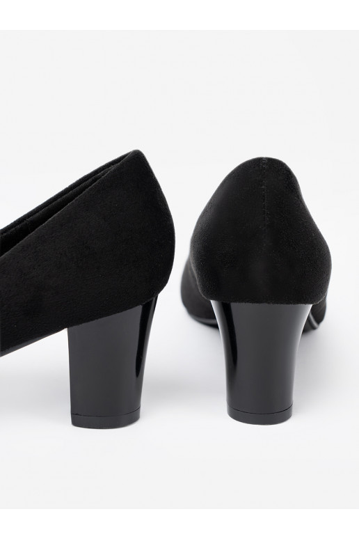 Juodos spalvos aukštakulniai z ozdobną broszką z koralików