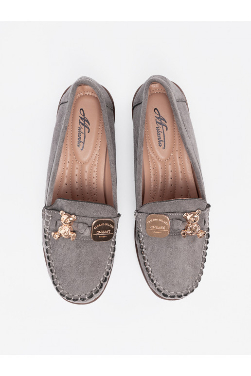 pilkos spalvos pusbačiai su aukso spalvos detalėmis