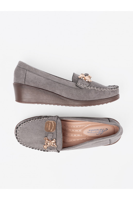 pilkos spalvos pusbačiai su aukso spalvos detalėmis