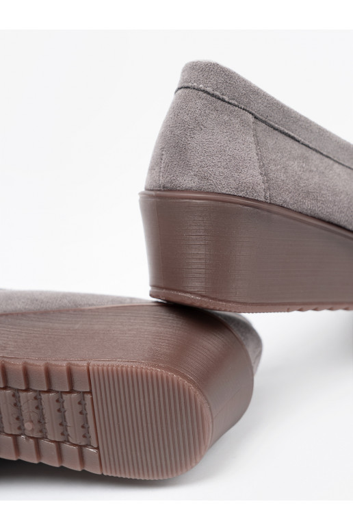 pilkos spalvos pusbačiai su aukso spalvos detalėmis