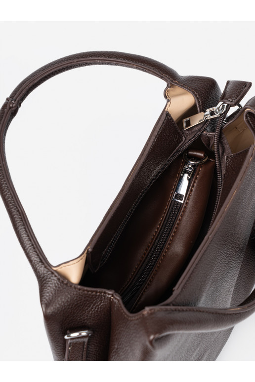   rankinė z kosmetyczką środku