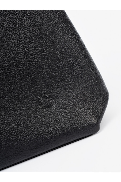   rankinė z kosmetyczką środku