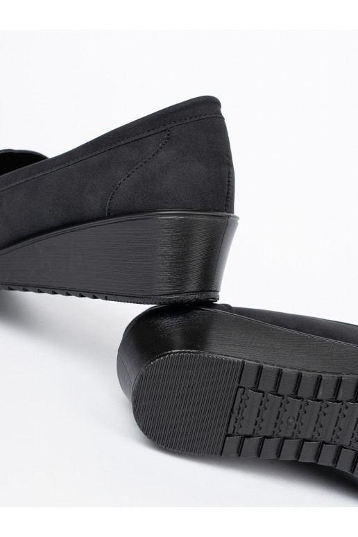 Juodos spalvos pusbačiai  