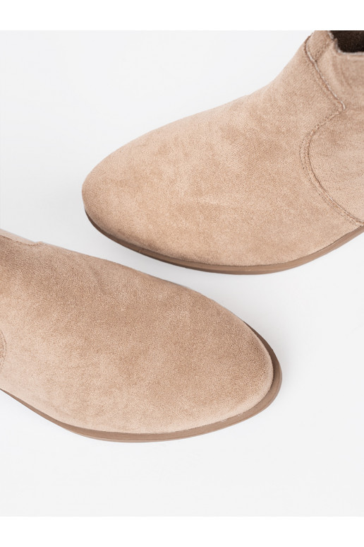 smėlio spalvos batai kaubojiško stiliaus iš zomšos