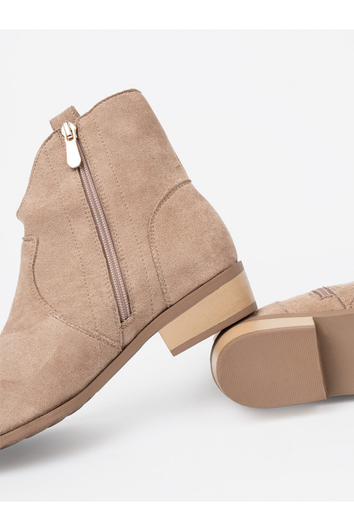 smėlio spalvos batai kaubojiško stiliaus iš zomšos