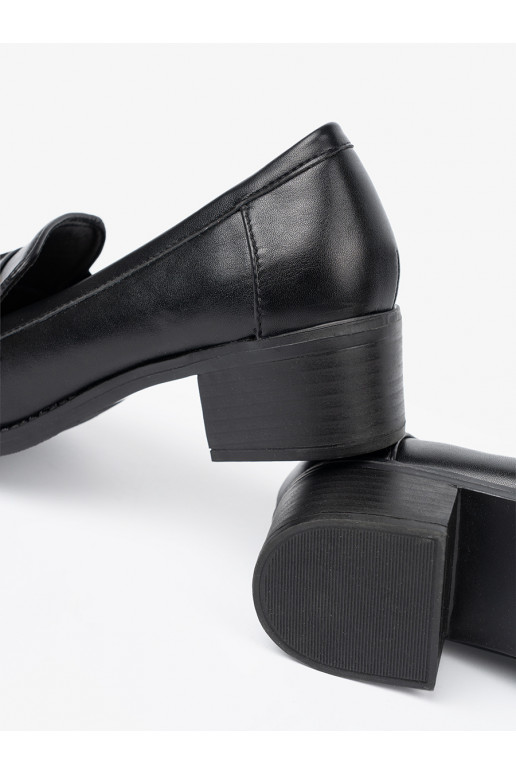 Juodos spalvos moteriški pusbačiai z elegancką sprzączką Juodos spalvos moteriški pusbačiai z elegancką sprzączką