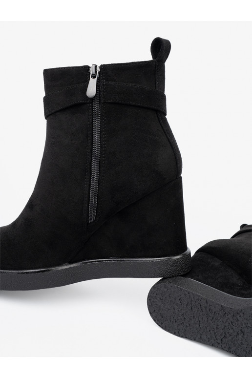 iš zomšos batai juodos spalvos 