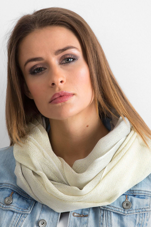 Šviesiai smėlio spalvos blizgus kaminas