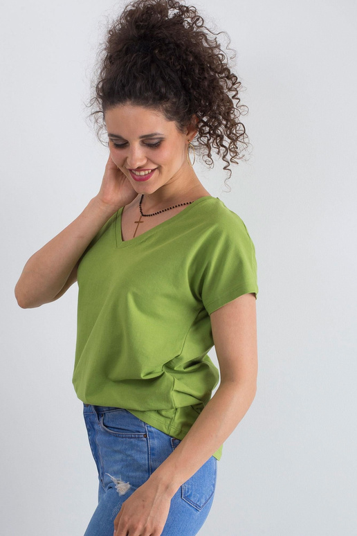 Šviesiai žalios spalvos marškinėliai...