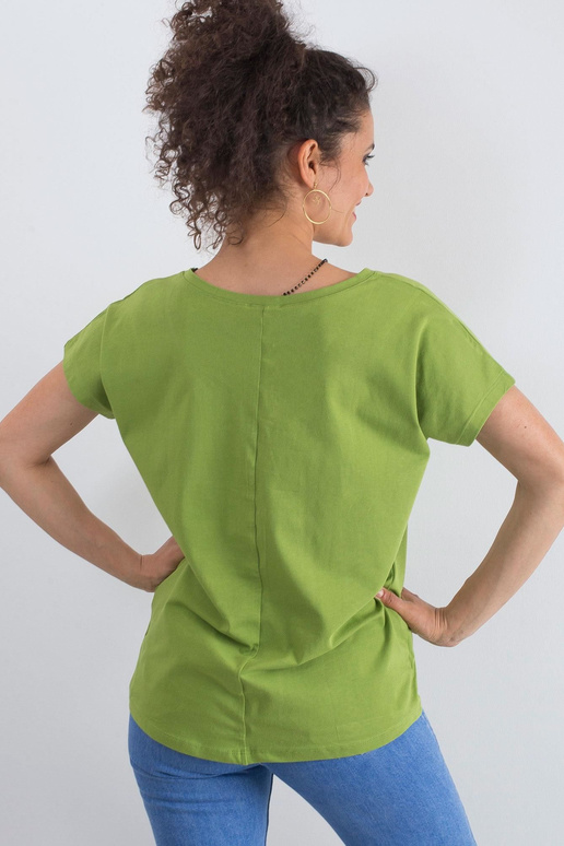 Šviesiai žalios spalvos marškinėliai...