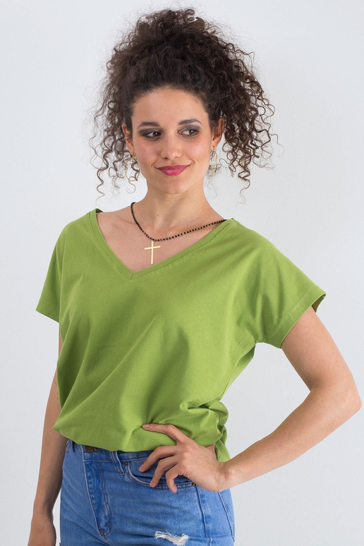 Šviesiai žalios spalvos marškinėliai...