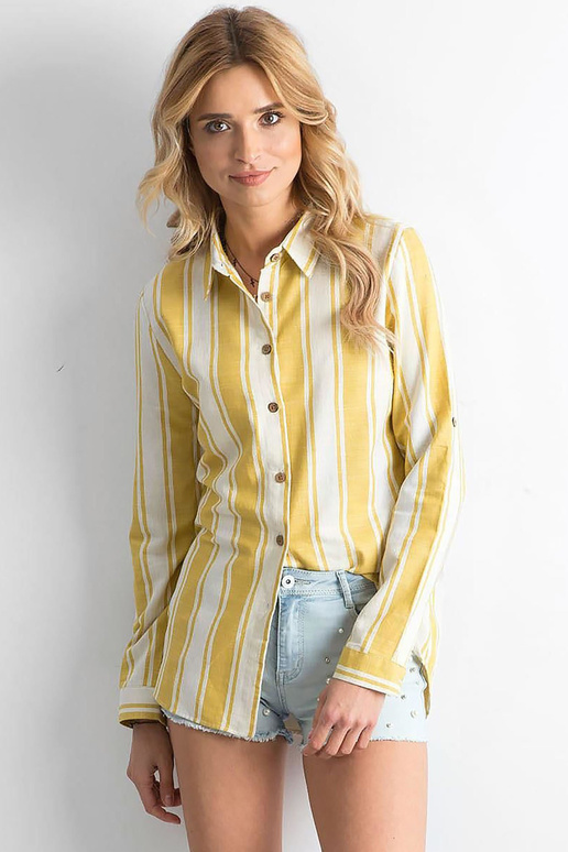 Šviesiai mėlyni džinsiniai šortai su... Šviesiai mėlyni džinsiniai šortai su...