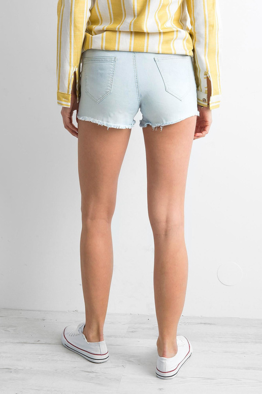 Šviesiai mėlyni džinsiniai šortai su... Šviesiai mėlyni džinsiniai šortai su...