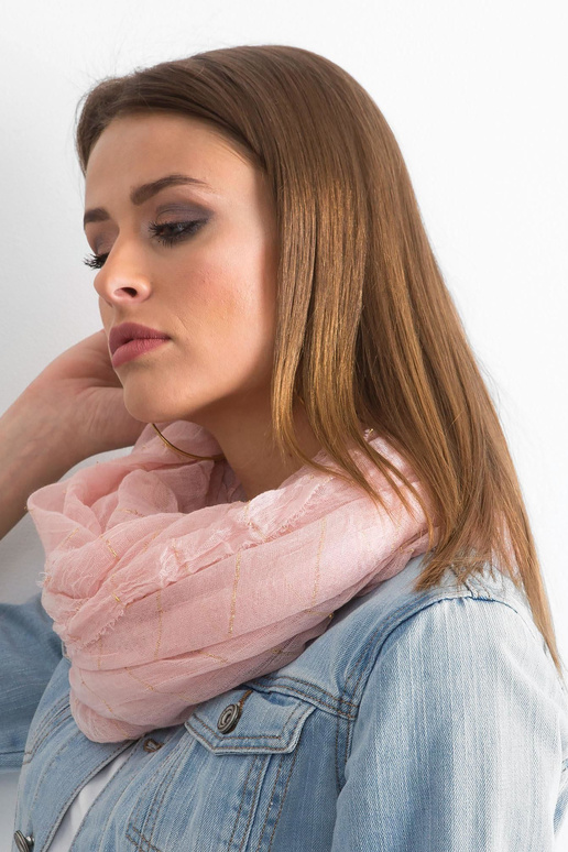 Šviesiai rožinė skara su metaliniu siūlu