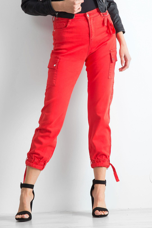 Raudonos vintažinės kelnės