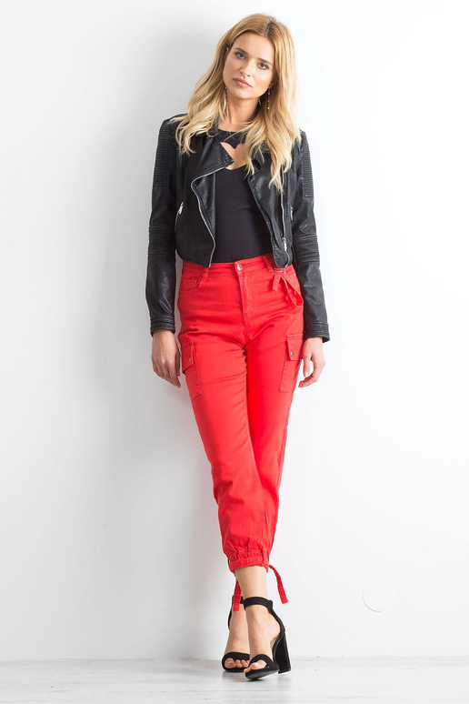 Raudonos vintažinės kelnės