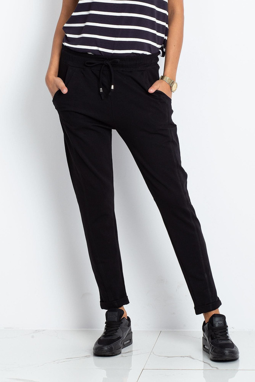 Juodos kelnės Prieina