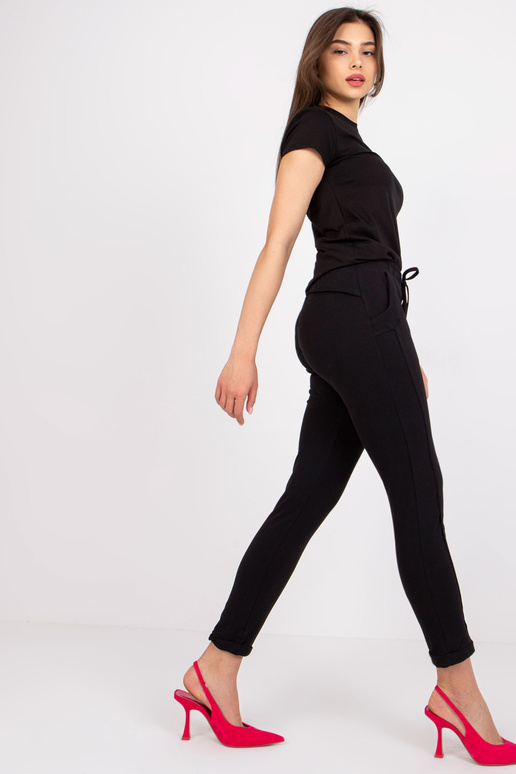 Juodos kelnės Prieina