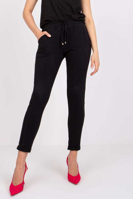 Juodos kelnės Prieina