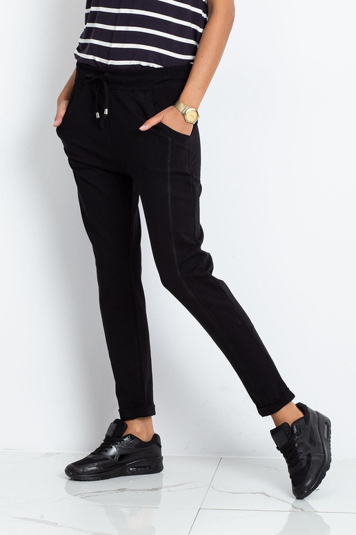 Juodos kelnės Prieina