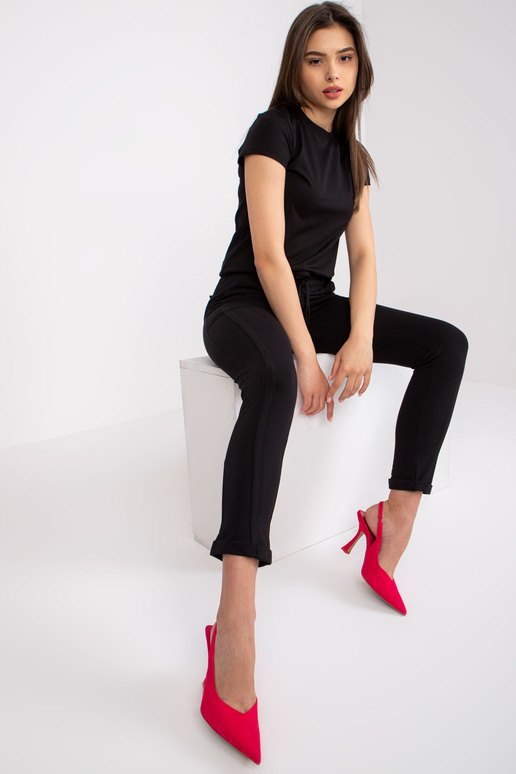 Juodos kelnės Prieina