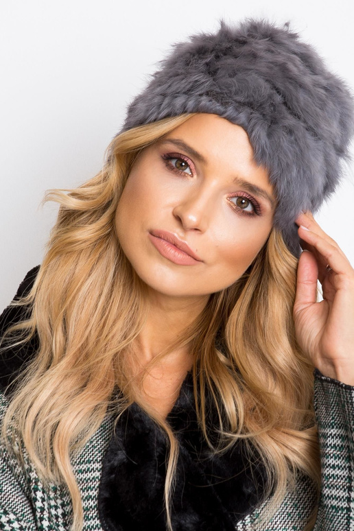 Pilkos spalvos kailinė kepurė