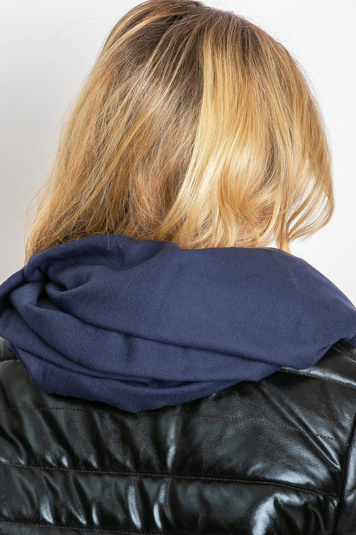 Tamsiai mėlynas šalikas su kutais