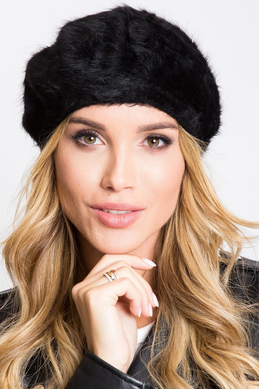 Juoda moteriška kepurė