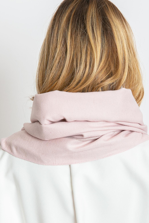 Šviesiai rožinė skara su kutais