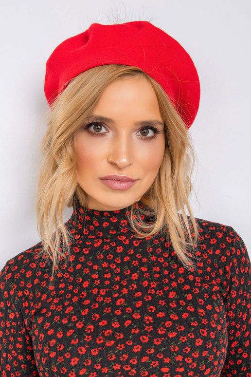 Raudona megzta beretė su pomponu
