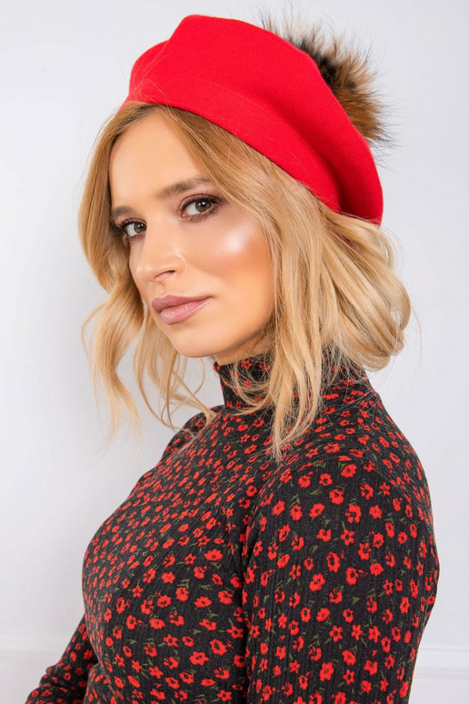 Raudona megzta beretė su pomponu