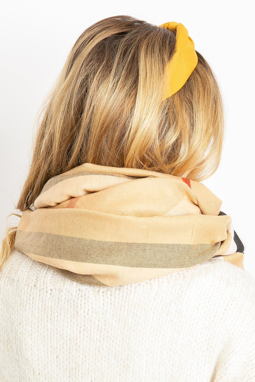 Smėlio spalvos šalikas su kutais