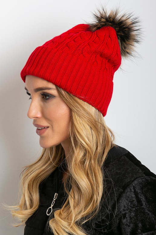 Raudona kepurė su briaunelėmis ir...