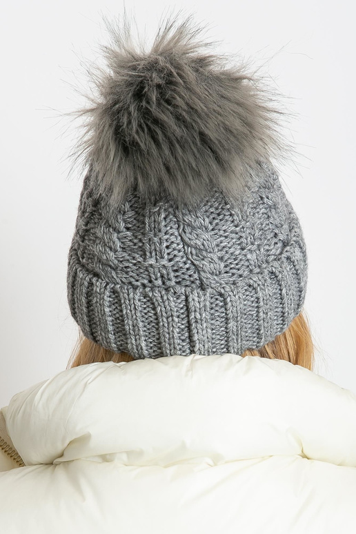 Pilka žieminė kepurė