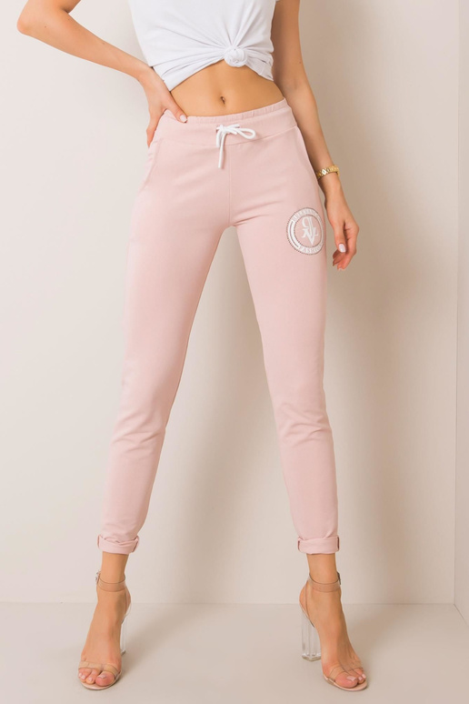 Cynthia Purvinos rožinės kelnės