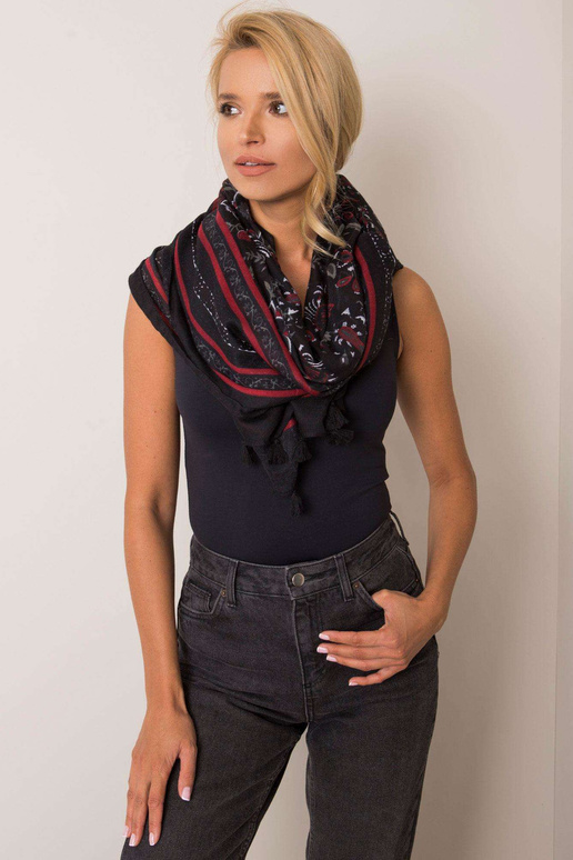 Juodas stropas su daržovių raštais