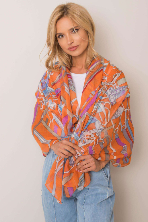 Oranžinė skara su raštais