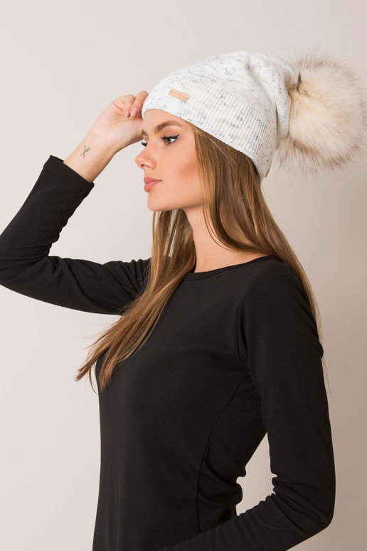 Ecru moteriška kepurė su pomponu RUE...
