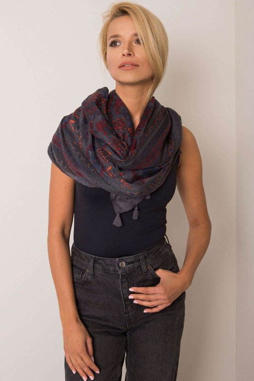 Pilkas pledas daržovių raštais