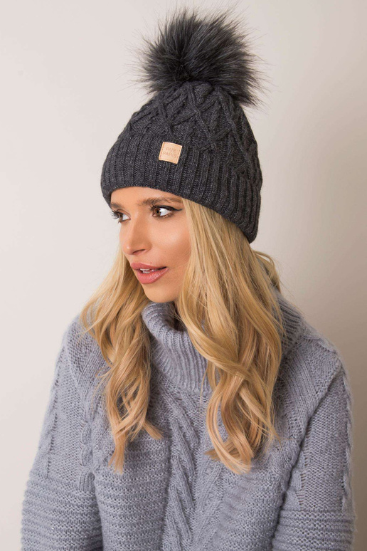 Tamsiai pilka kepurė su pomponu RUE...