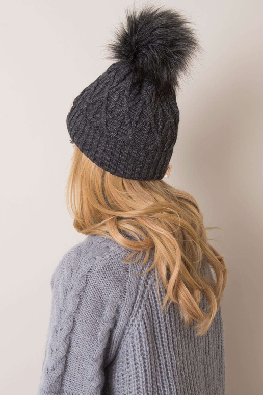Tamsiai pilka kepurė su pomponu RUE...