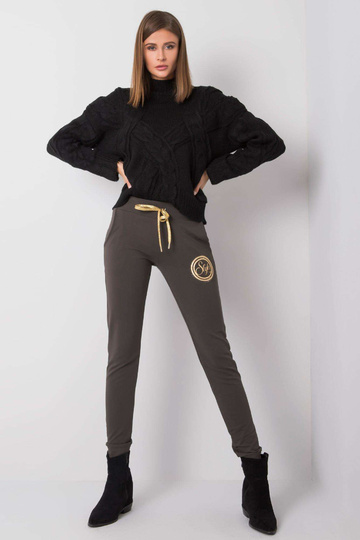 Tamsios chaki spalvos...