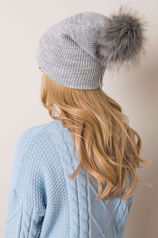 Šviesiai pilka kepurė su snapeliu su...