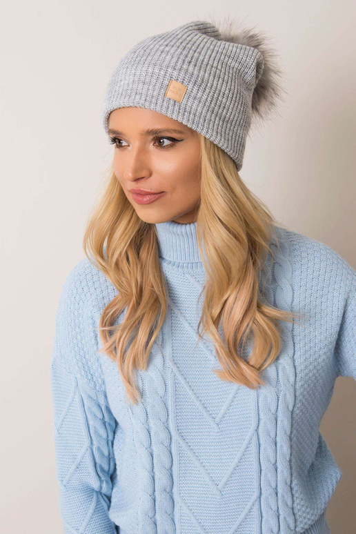 Šviesiai pilka kepurė su snapeliu su...