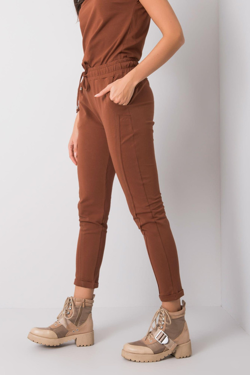 Rudos kelnės Prieinama