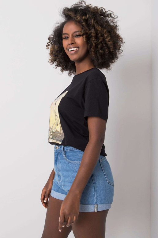 Juodi marškinėliai su Yuna aplikacijomis