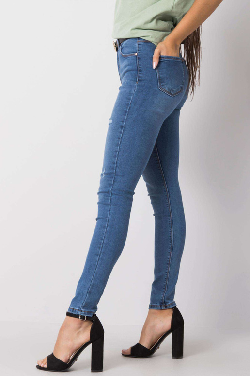 Mėlyni džinsai su nubrozdinimais...