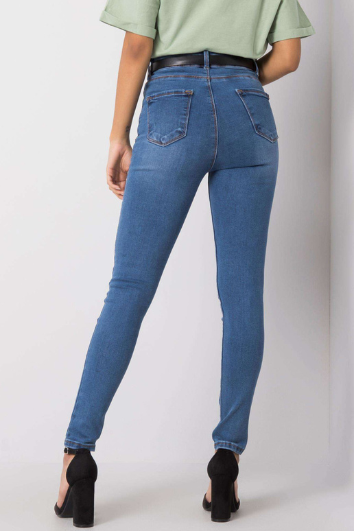 Mėlyni džinsai su nubrozdinimais...