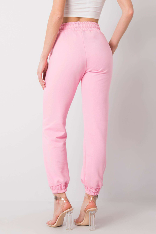 Šviesiai rožinės spalvos kelnės...