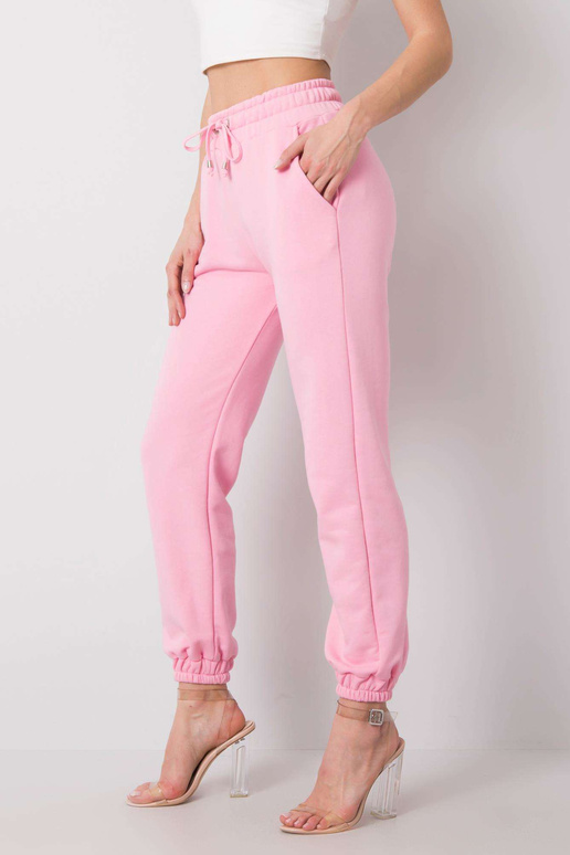 Šviesiai rožinės spalvos kelnės...